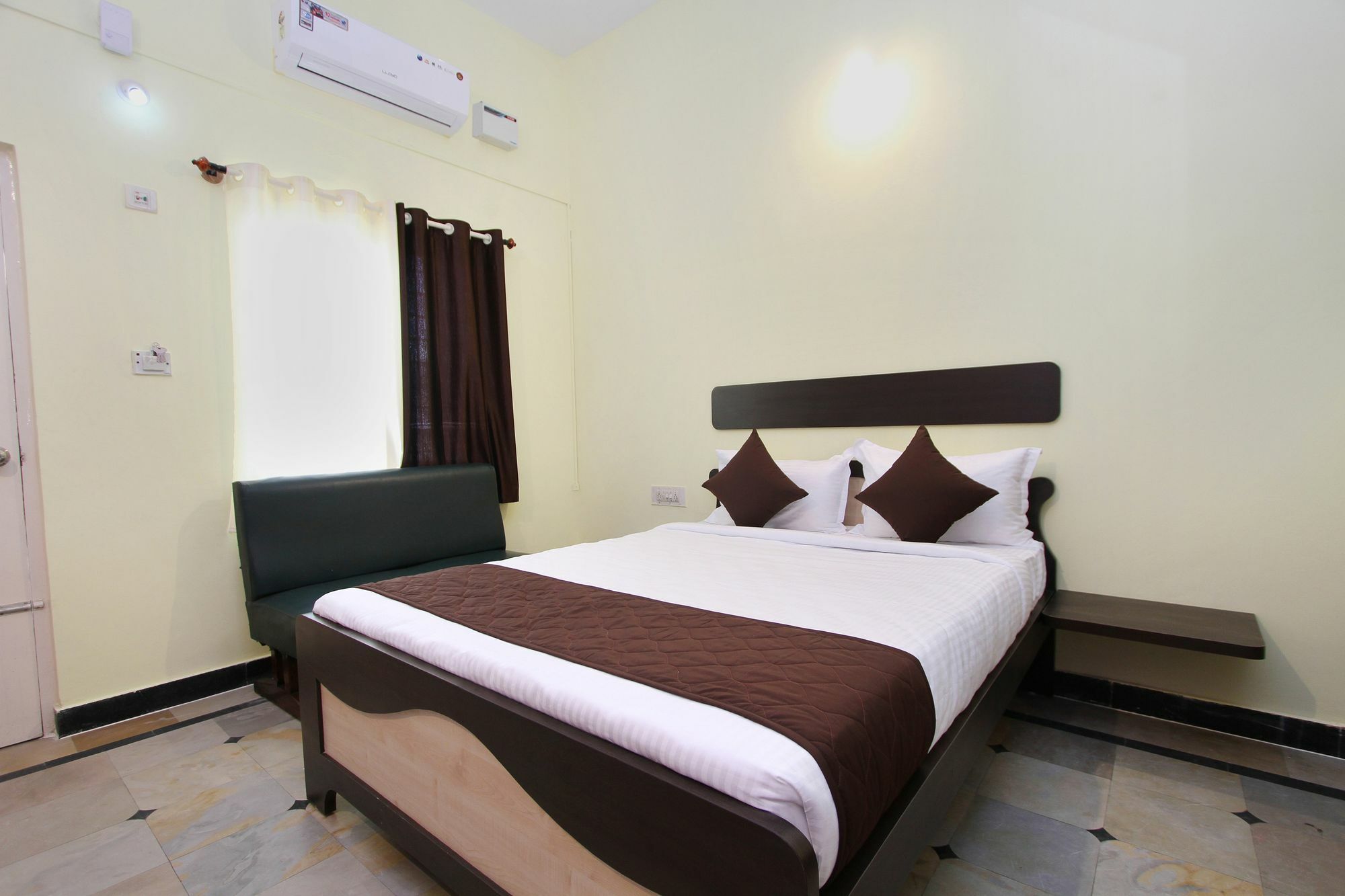 Oyo 9060 Sri Sai Guest Inn Bangalore Ngoại thất bức ảnh
